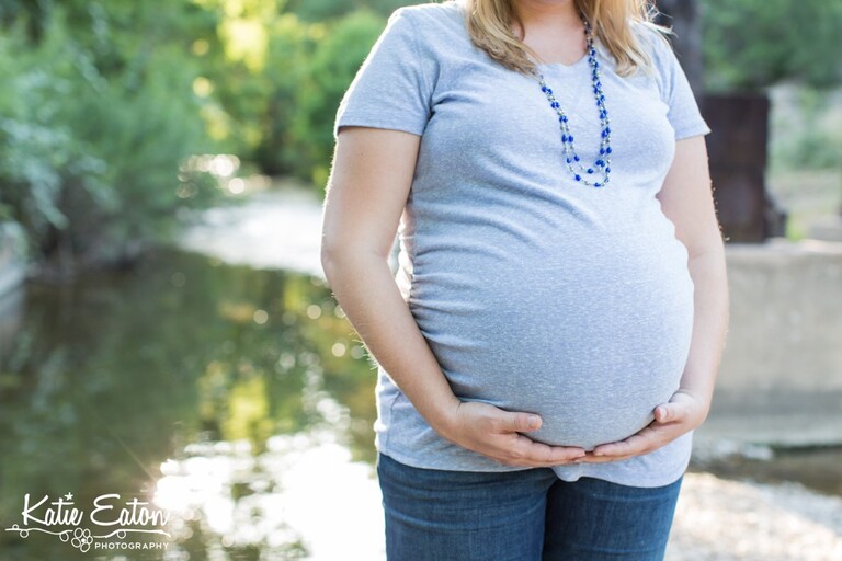 Beautiful images from a maternity session in Austin | Austin Maternity Photographer | Katie Eaton Photography-11