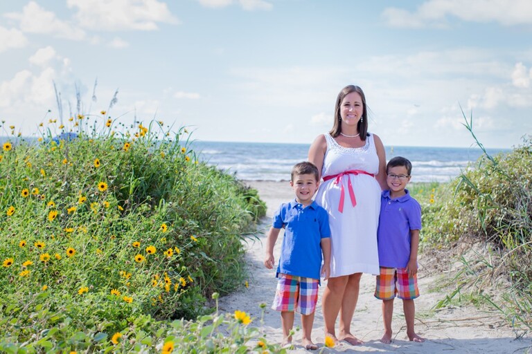 Fun images of mothers and their children taken on the beach in Galveston by Katie Eaton-1