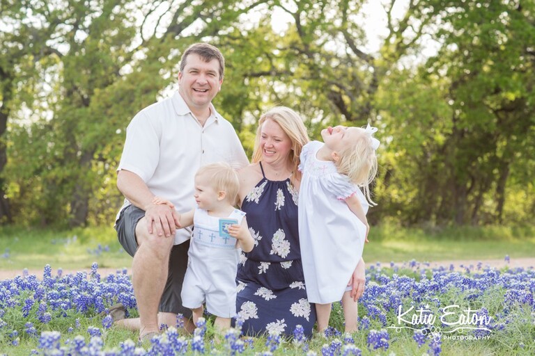 Beautiful images of a family in the bluebonnets  in Austin by Katie Eaton Photography-1