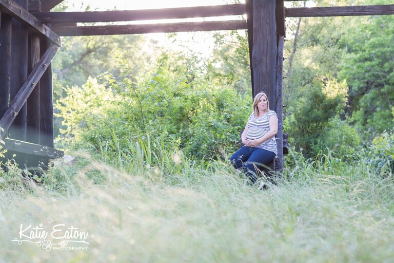 Beautiful images from a maternity session at brushy creek | Austin Family Lifestyle Photographer | Katie Eaton Photography