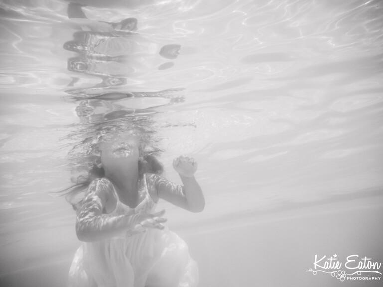 Beautiful images from an underwater session in Austin | Austin Child Photographer | Katie Eaton Photography-4