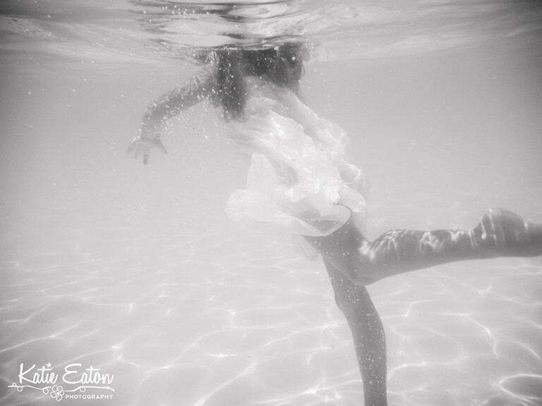 Beautiful images from an underwater session in Austin | Austin Child Photographer | Katie Eaton Photography-5